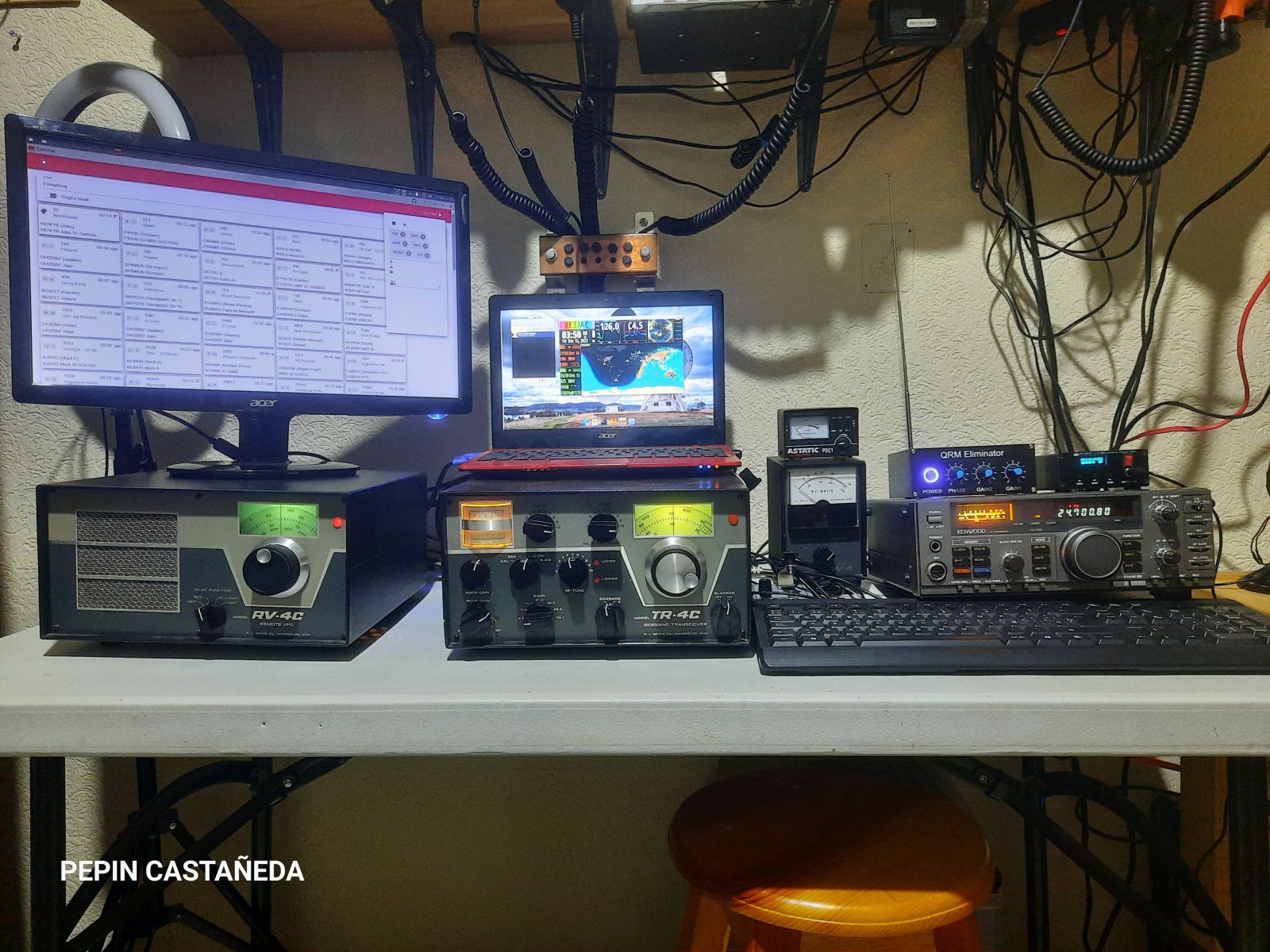Radio Shack XE3JAC — área principal de operación con equipos clásicos y modernos.