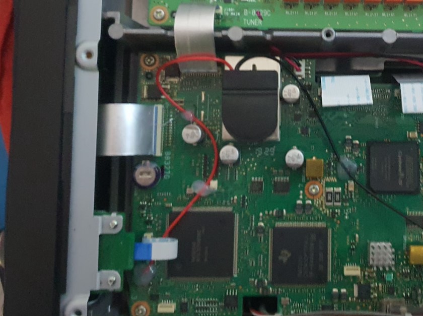 Icom IC-7300 — modificación de batería / alimentación para operación portátil.