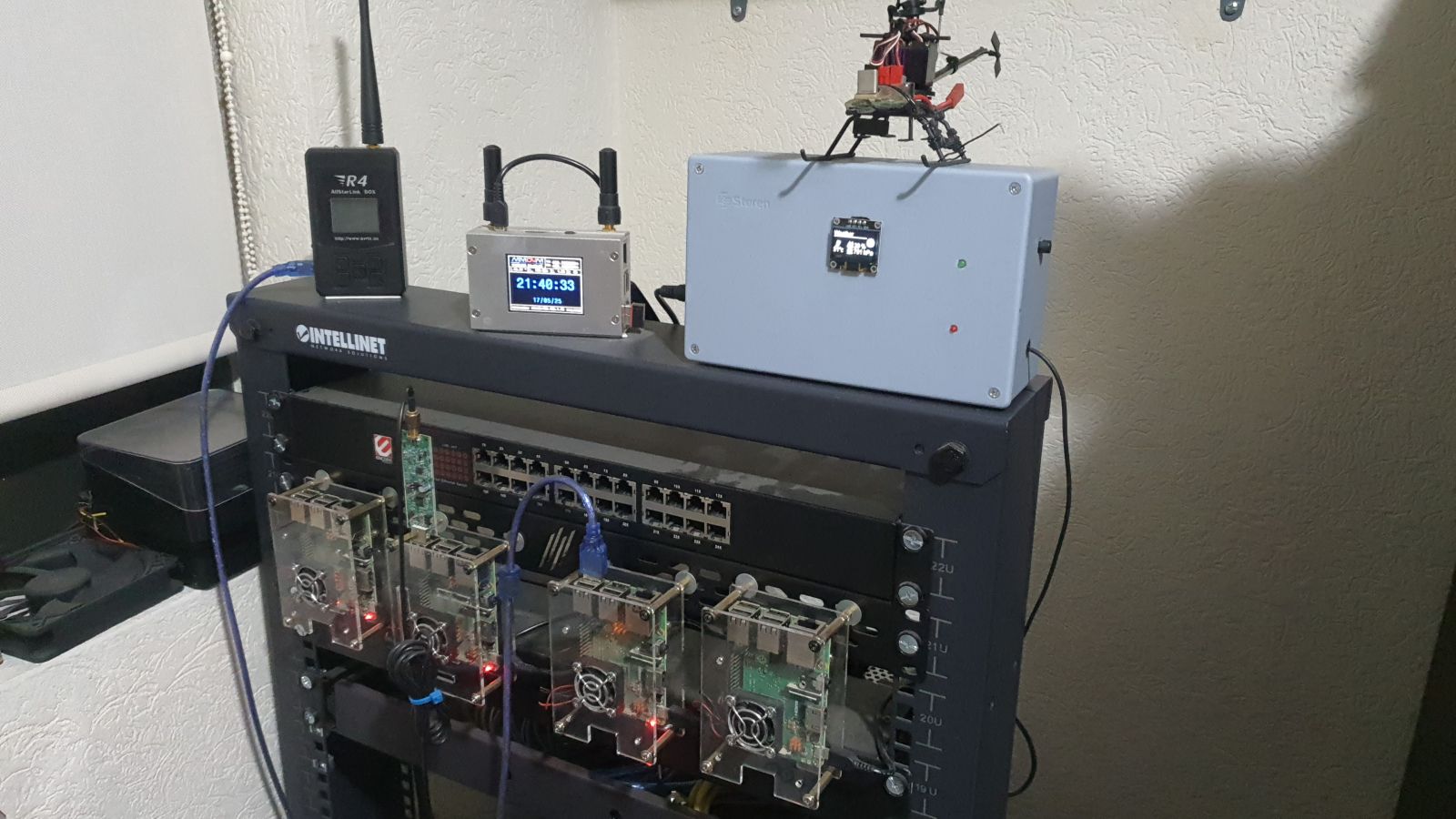 Rack del Shack con nodos y proyectos como Indy APRS, OpenWebRX+, DireWolf, AllStarLink y otros.